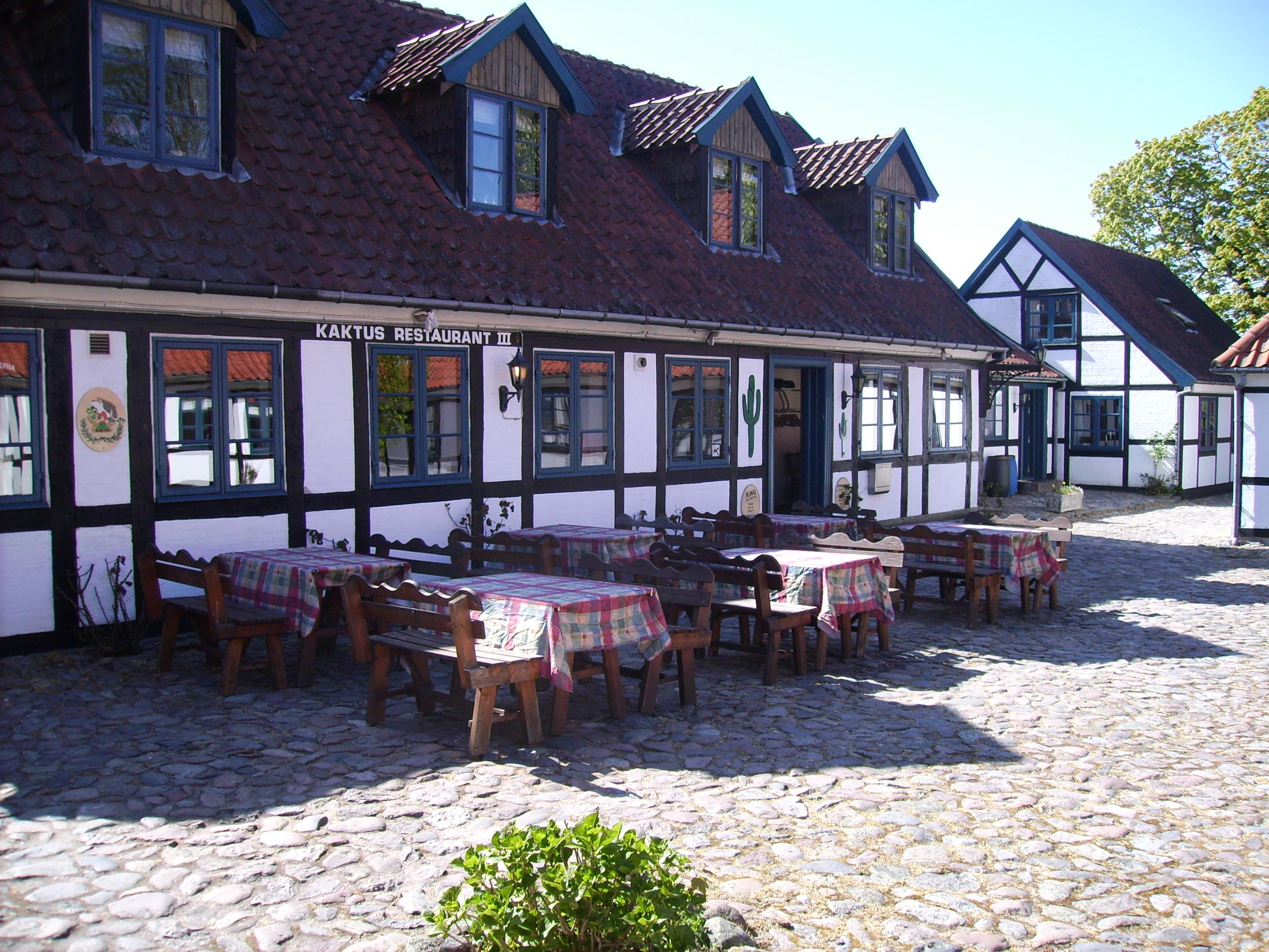 Billede af restauranten beliggende inde i gården.